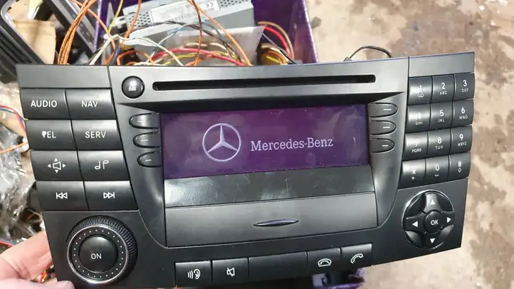 Mercedes-Benz E W211 (2002 - 2009) A2118202097 Магнитола / мультимедийная система — фото 1
