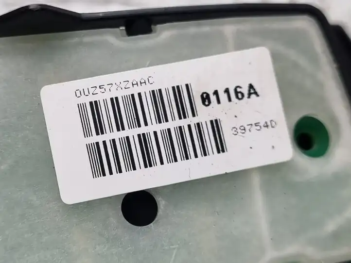 Chrysler 300 - 300C (2005 - 2011) OUZ57XZAAC Кнопки на рулевом колесе — фото 2