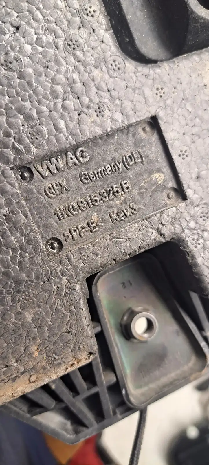 Volkswagen Golf VI (2009 - 2013) 1K0915325B Площадка аккумулятора — фото 7