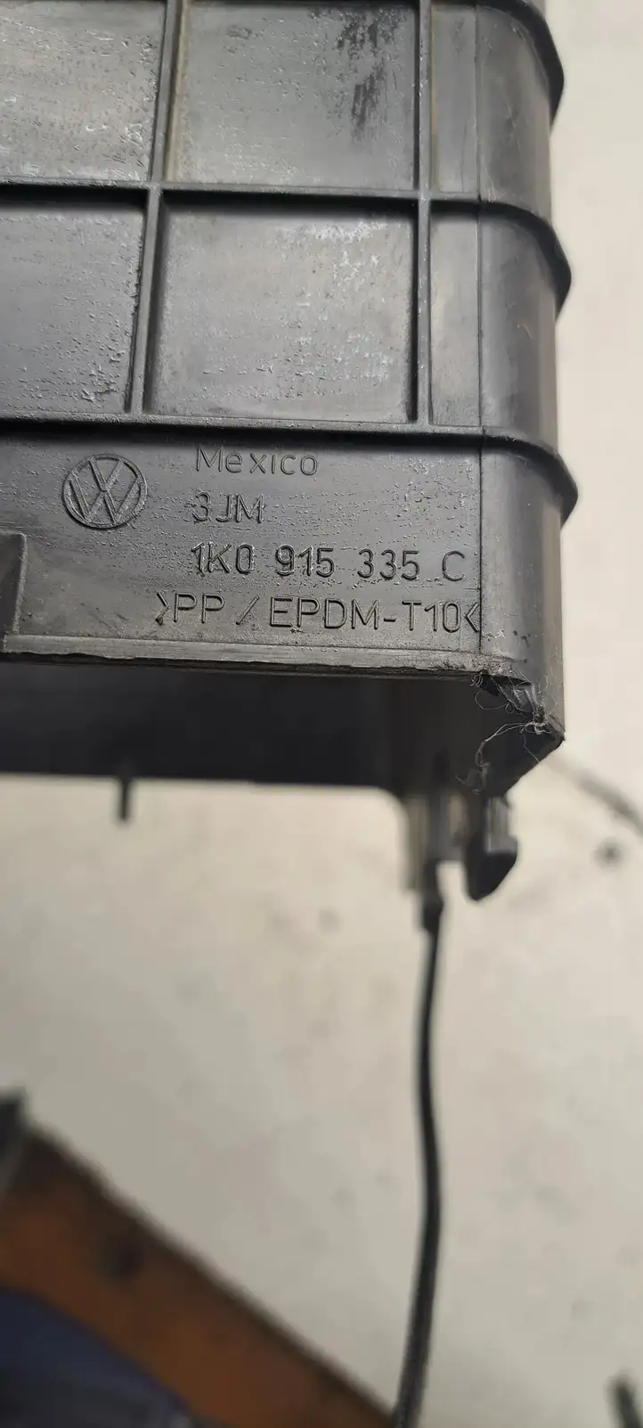 Volkswagen PASSAT B7 (2011 - 2014) 1K0915335C Крышка ящика аккумулятора — фото 6