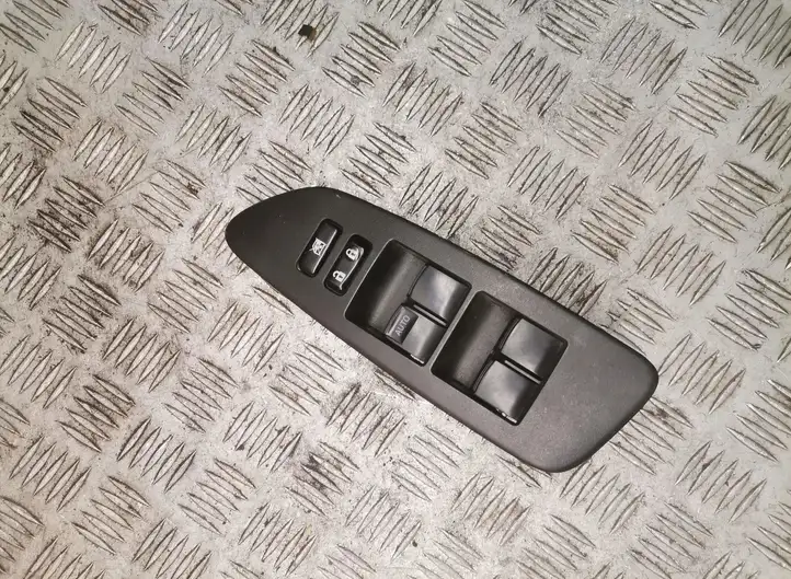 Toyota Auris 150 (2006 - 2012) Кнопка стеклоподъемников — фото 1