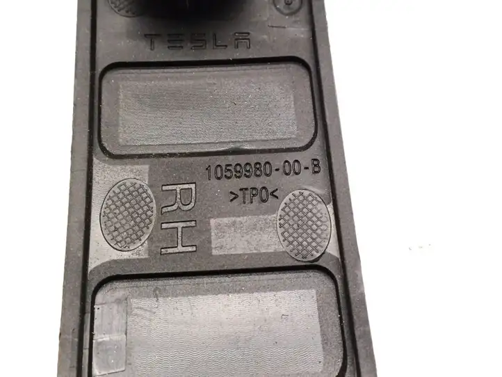 Tesla Model S (2016 - 2021) 1059980-00-B Прочие внешние детали — фото 3