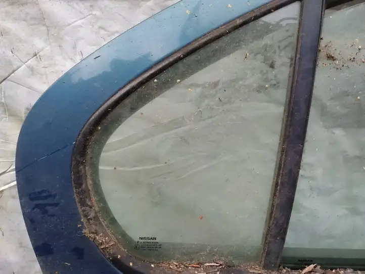Nissan Primera (2000 - 2001) Форточка двери — фото 2