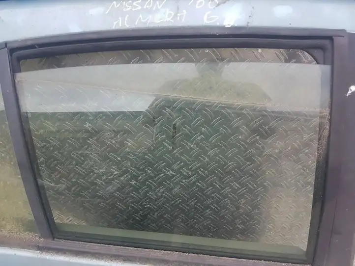 Nissan Almera N16 (2000 - 2010) Стекло задней двери — фото 1