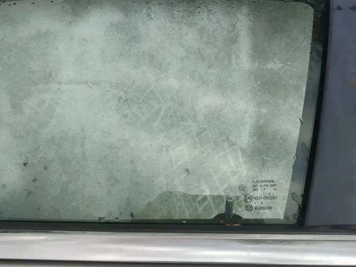 Chrysler 300C (2005 - 2011)   Основное стекло передних дверей (четырехдверного автомобиля)