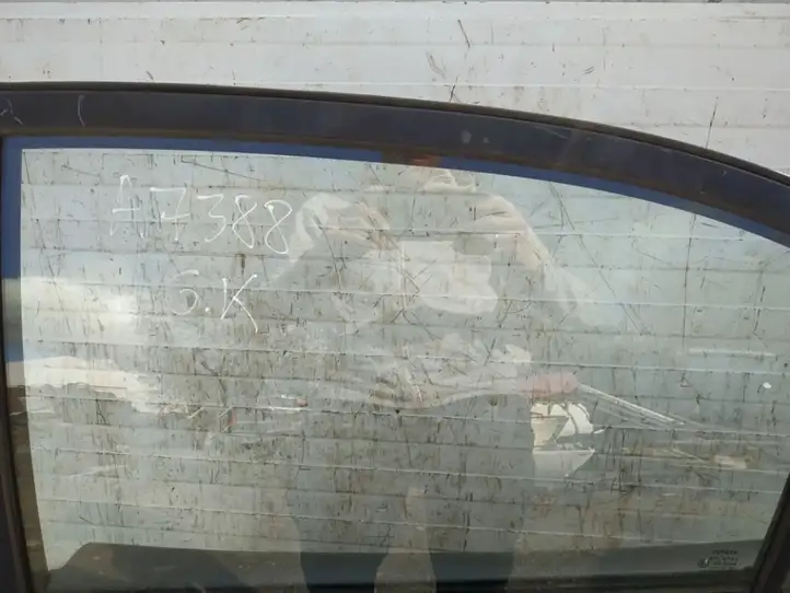 Toyota Avensis T250 (2003 - 2006) Стекло задней двери — фото 1