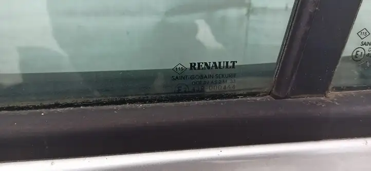 Renault Clio III (2005 - 2012) Sidabrine Стекло задней двери — фото 2
