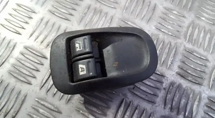 Peugeot 206 (1998 - 2012) Кнопка стеклоподъемников — фото 1
