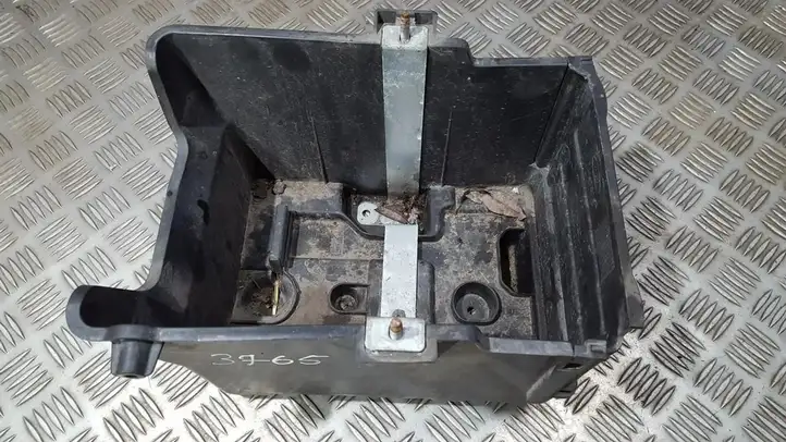 Ford Fiesta (2006 - 2008) 8v2110723ac Крышка ящика аккумулятора — фото 1
