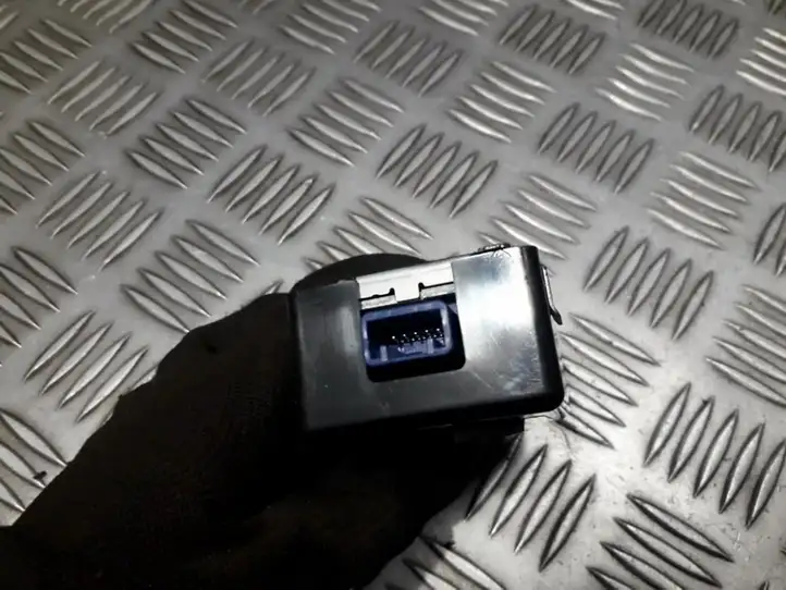 Toyota Auris 150 (2006 - 2012)  8974002010 Блок управления дверью