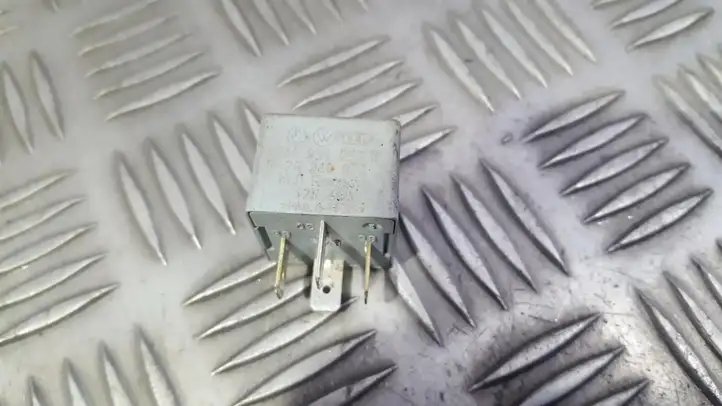 Volkswagen Golf IV (1998 - 2005)  141951253B Другое реле