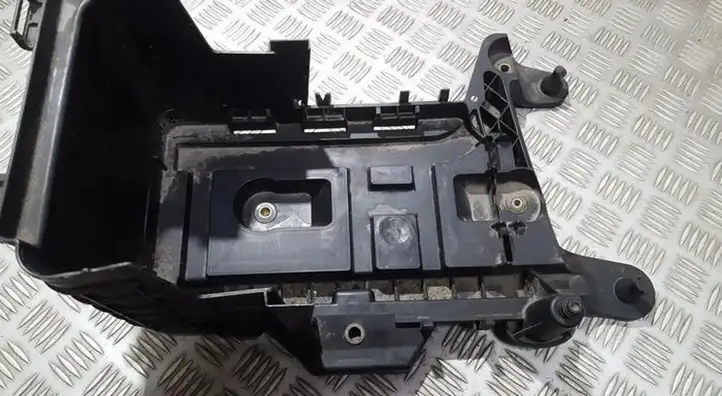 Volkswagen Golf V (2003 - 2009)  1k0915336b Ящик аккумулятора