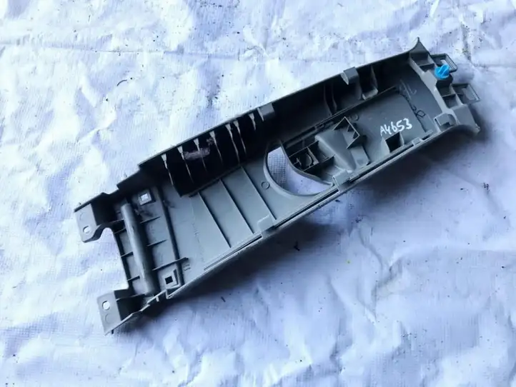 Toyota Prius (XW20) (2003 - 2009) 7302333010 Прочие детали салона — фото 2