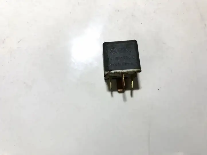 Volkswagen PASSAT B5.5 (2001 - 2005)  141951253b Другое реле