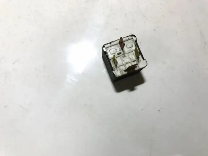 Volkswagen PASSAT B5.5 (2001 - 2005)  141951253b Другое реле