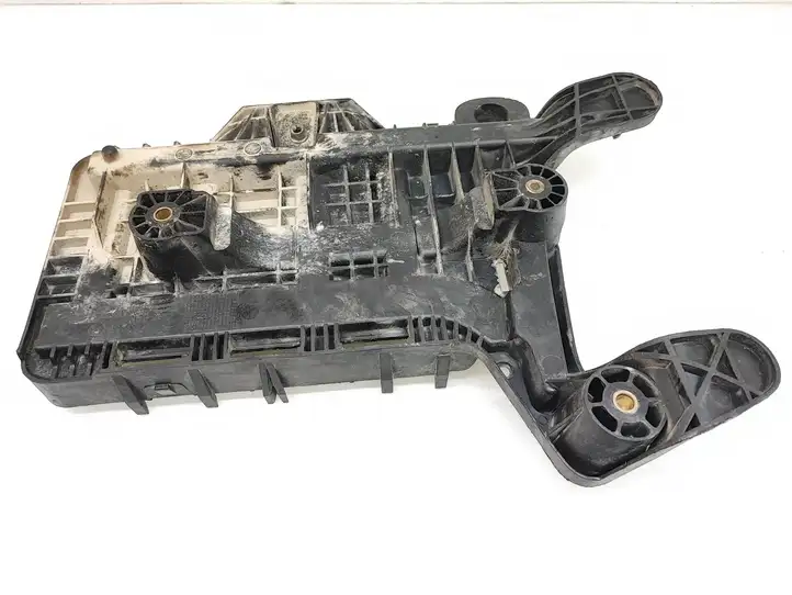 Volkswagen Caddy (2004 - 2010) 1K0915333B Площадка аккумулятора — фото 3