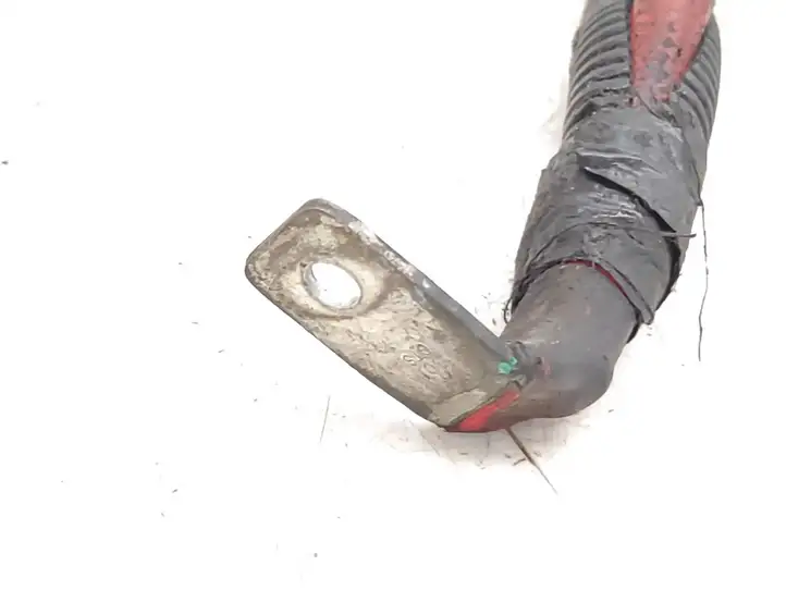 Ford Transit (2000 - 2006)   Плюсовый провод (аккумулятора)