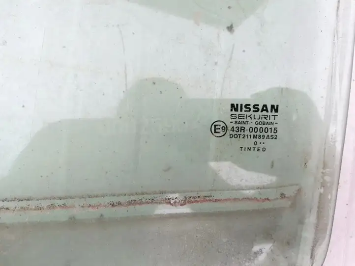 Nissan (2000 - 2006) Стекло задней двери — фото 2