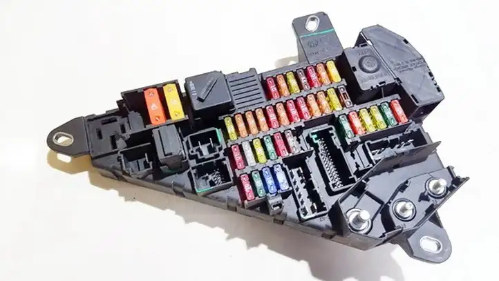 BMW 5 E60 E61 (2004 - 2010)  690660105 Ящик предохранителей (комплект)