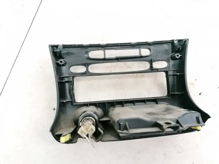 Toyota Yaris Verso (1999 - 2005) 8622052010 Прочие детали салона — фото 2