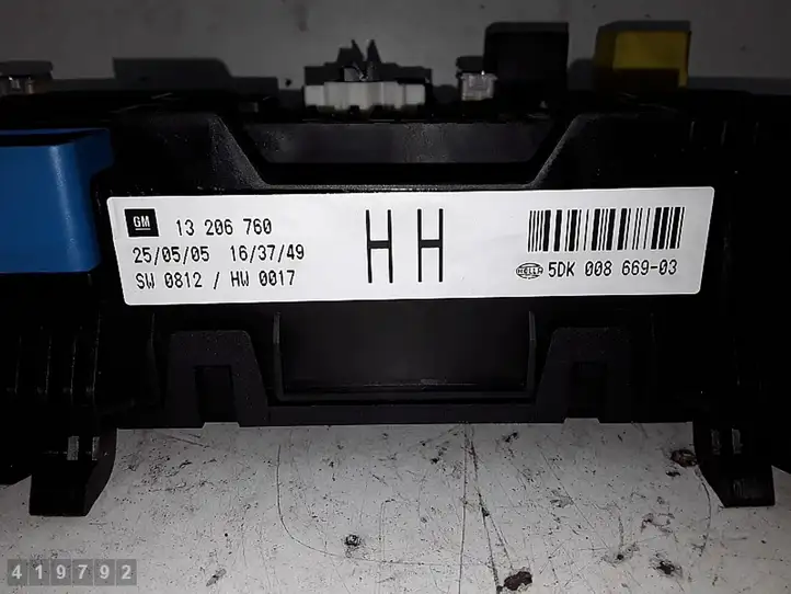 Opel Astra (2004 - 2009)  13206760 Блок предохранителей