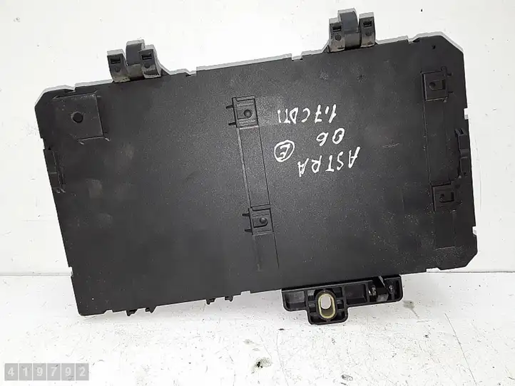 Opel Astra (2004 - 2009)  13206760 Блок предохранителей