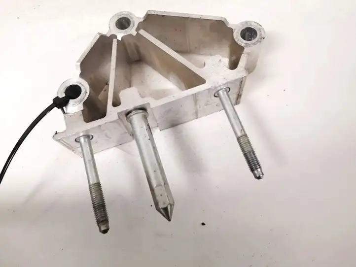 Skoda Octavia Mk2 (1Z) (2004 - 2013)  1k1857021d Другая внешняя деталь