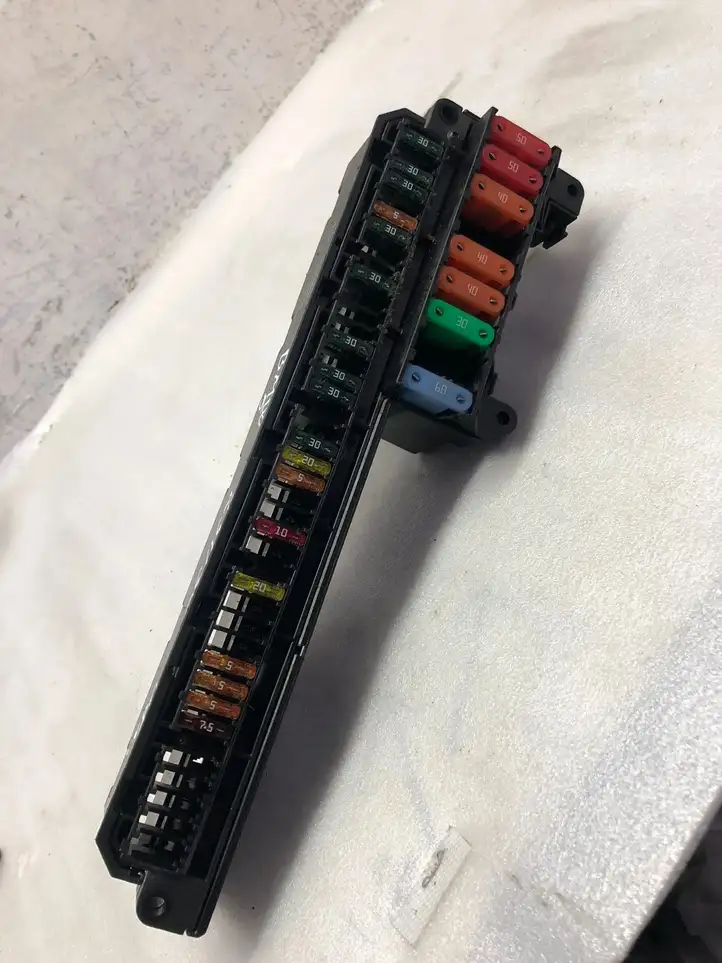 BMW 5 E60 E61 (2004 - 2010)  6114695733002 Блок предохранителей