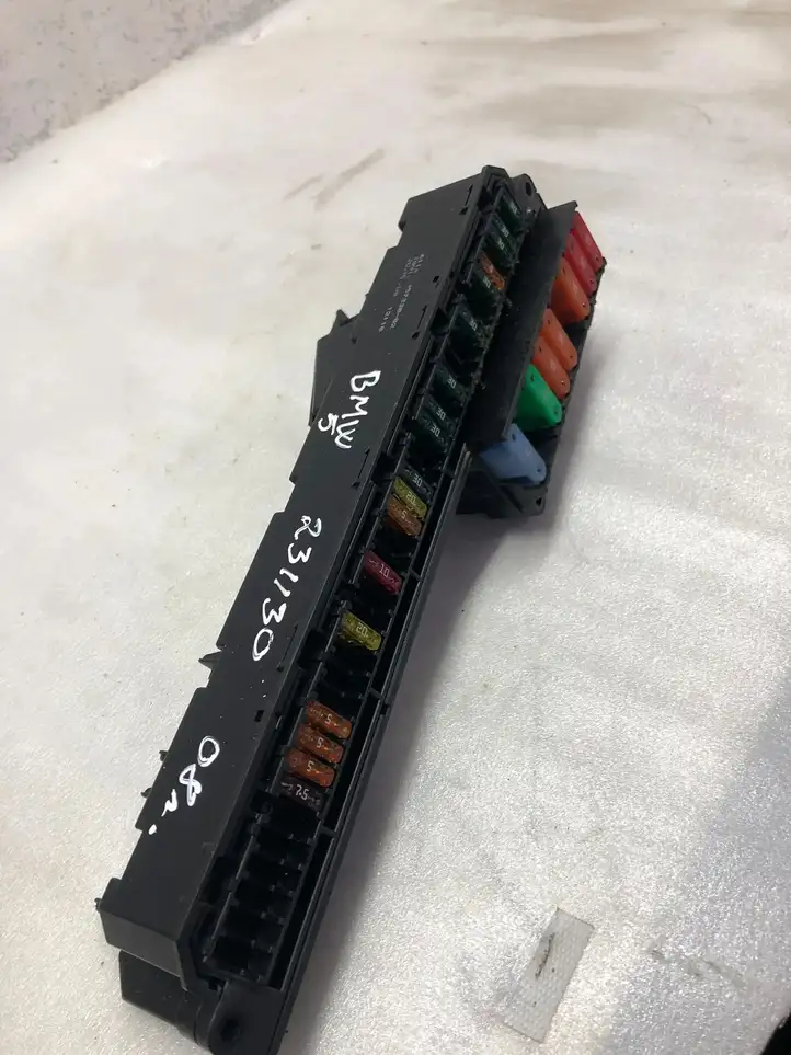 BMW 5 E60 E61 (2004 - 2010)  6114695733002 Блок предохранителей