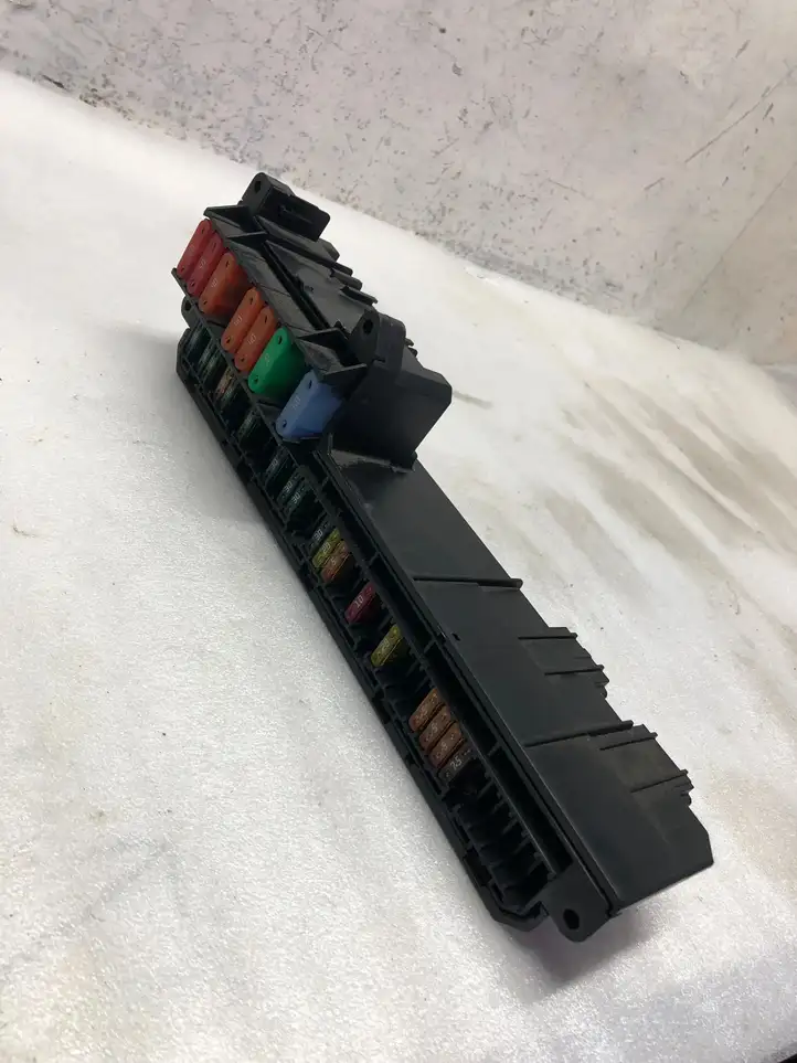 BMW 5 E60 E61 (2004 - 2010)  6114695733002 Блок предохранителей