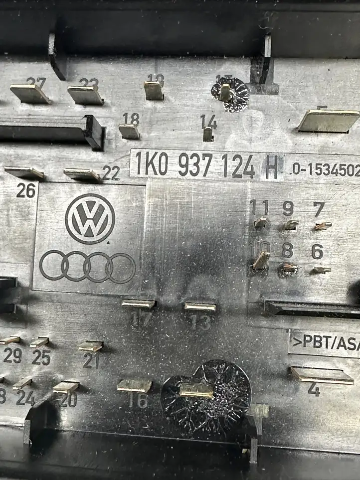 Volkswagen Golf V (2003 - 2009) 1K0937124H Блок предохранителей — фото 3