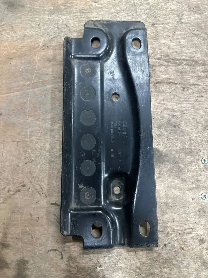 Audi A4 (2015 - 2019)  8W0803183A Держатель глушителя