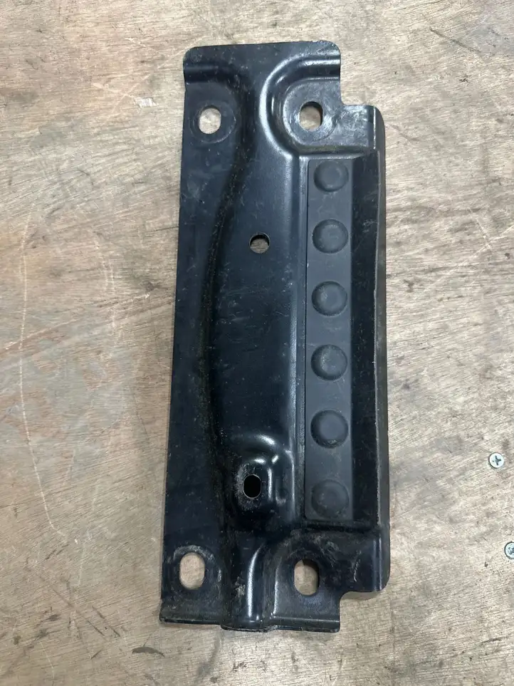 Audi A4 (2015 - 2019)  8W0803183A Держатель глушителя