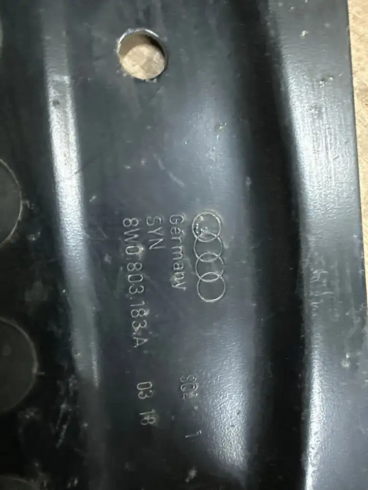 Audi A4 (2015 - 2019)  8W0803183A Держатель глушителя