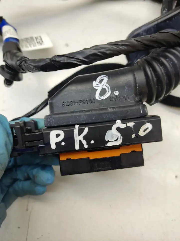 Kia Stonic (2017 - )  91615H8250 Проводка передних дверей