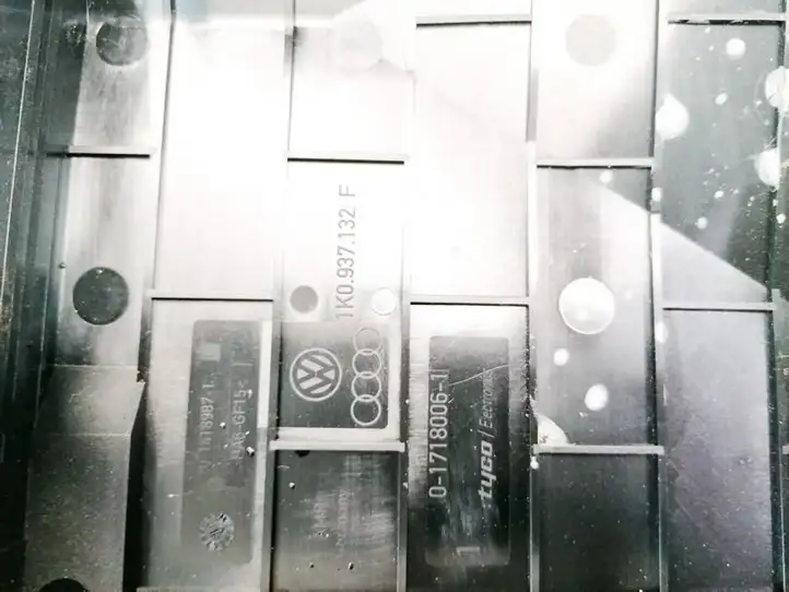 Volkswagen Golf V (2003 - 2009) 1K0937132F Крышка ящика аккумулятора — фото 3