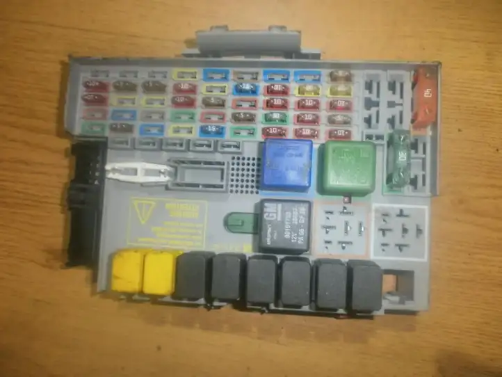 Opel Zafira (1999 - 2003)  24412497 Ящик предохранителей (комплект)