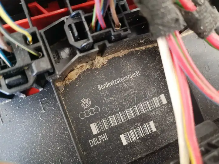 Skoda Octavia Mk2 (1Z) (2004 - 2013)  3c0937049e Ящик предохранителей (комплект)