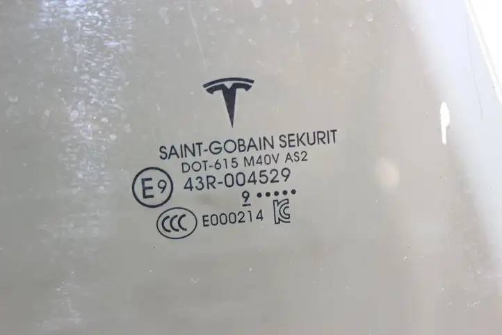 Tesla Model 3 (2017 - 2023) Стекло задней двери — фото 2