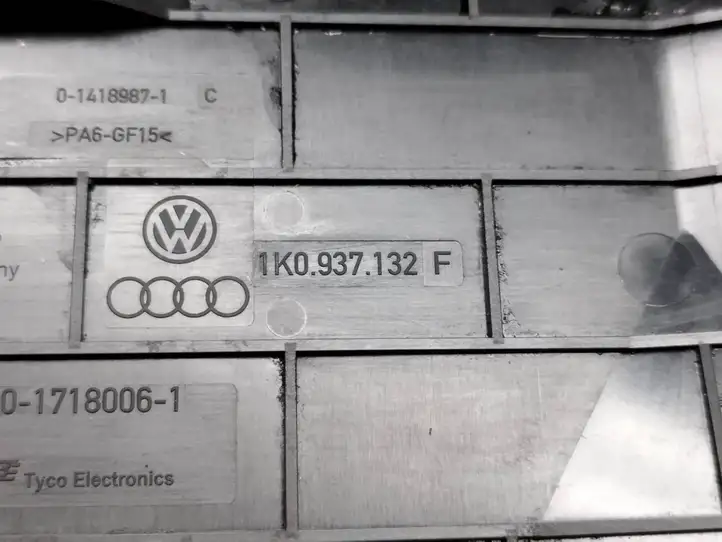 Volkswagen PASSAT CC (2008 - 2012) 1K0937132F Крышка ящика предохранителей — фото 2