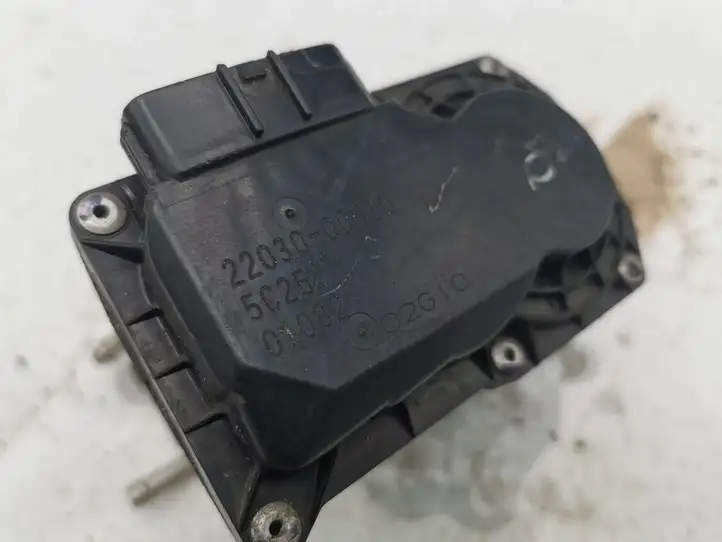 Toyota Corolla Verso E121 (2001 - 2004) 220300D010 Дроссельная заслонка — фото 1
