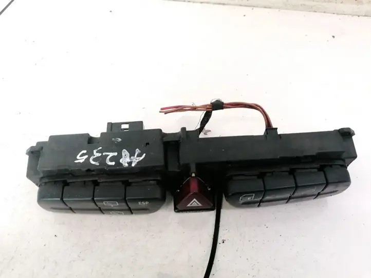 Mercedes-Benz C W203 (2000 - 2007) 2038219058 Включатель аварийных фонарей — фото 1