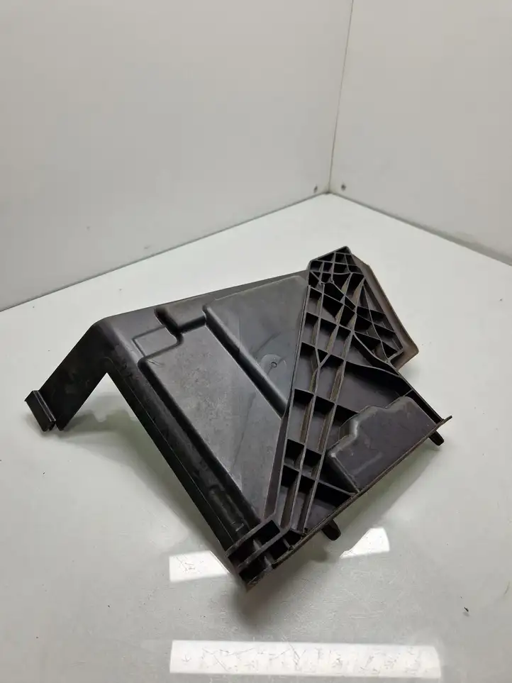 BMW 1 F40 (2019 - )  7473113 Платформа крепления аккумулятора