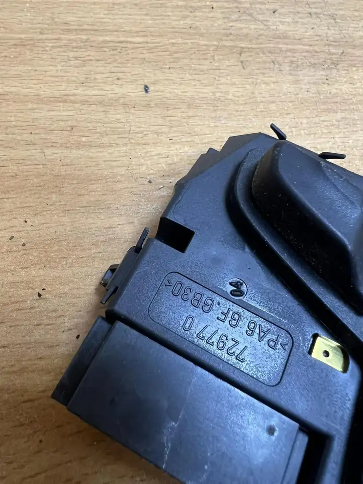 Mercedes-Benz C W204 (2007 - 2014)  A2048701858 Другие включатели / ручки/ переключатели