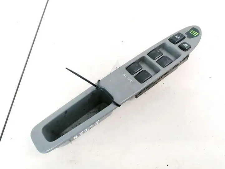 Toyota Avensis Verso (1995 - 2001) 8404044030 Блок кнопок стеклоподъемников — фото 1