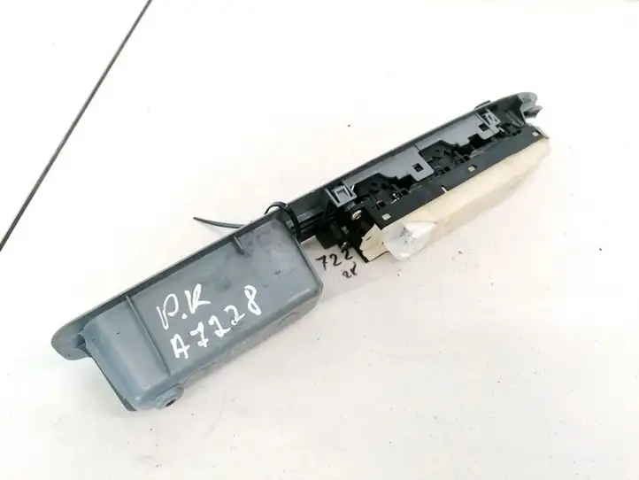 Toyota Avensis Verso (1995 - 2001) 8404044030 Блок кнопок стеклоподъемников — фото 2