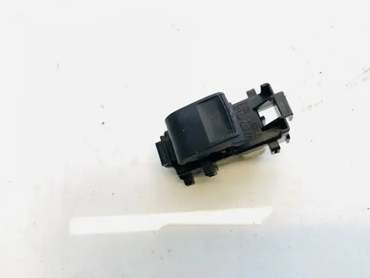 Toyota Yaris (2014 - 2019) Кнопка стеклоподъемников — фото 1
