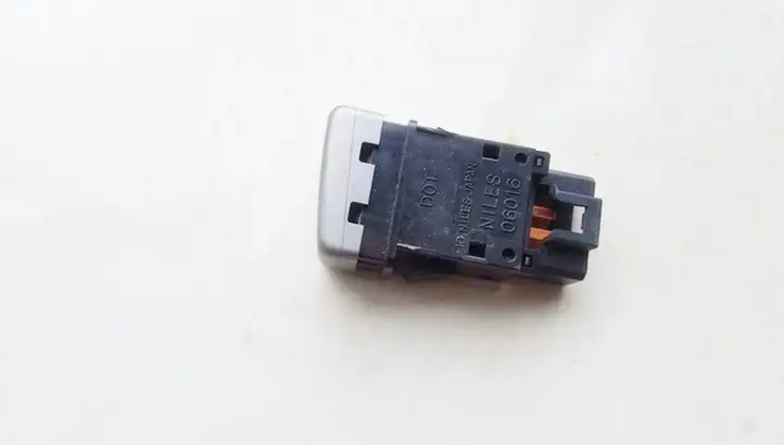 Subaru Forester SG (2003 - 2005) niles06016 Включатель аварийных фонарей — фото 2