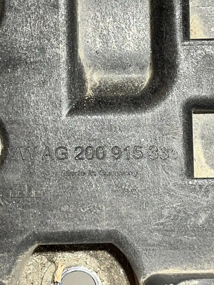 Volkswagen Polo VI (2015 - 2019) 200915331 Площадка аккумулятора — фото 5