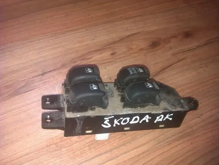 Hyundai Santa Fe (2000 - 2005) 9357026100 Блок кнопок стеклоподъемников — фото 1